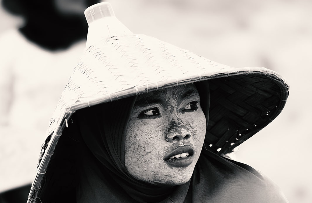 Noel Forseas, creative lifestyle photographer Indonesia. An Asiatic woman looking somewhere in black and white.