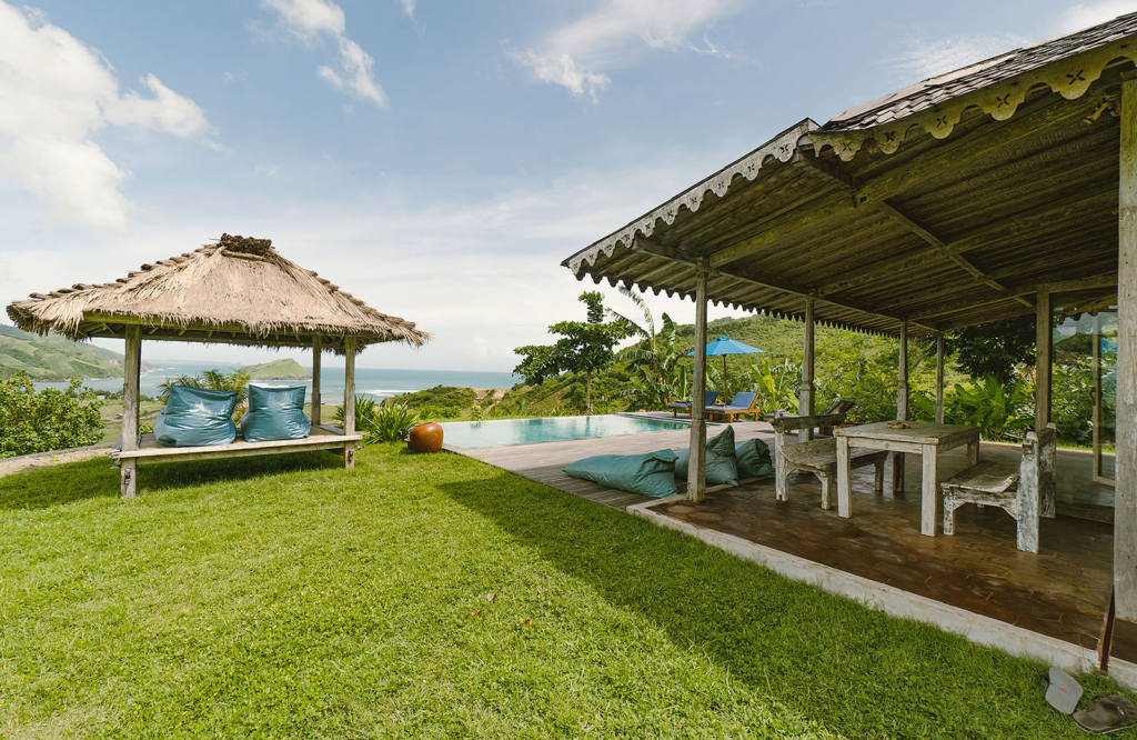 Noel Forseas, creative lifestyle photographer Indonesia. The garden of a small villa with pool.
