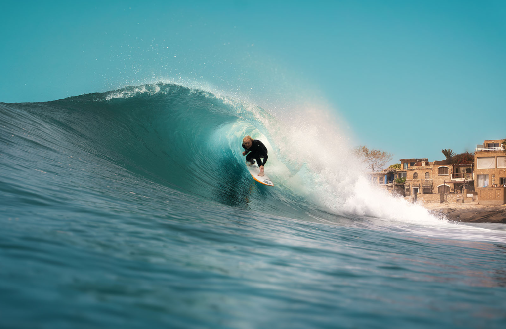 Noel Forseas, fotógrafo profesional Murcia. Hombre surfeando dentro de una ola.