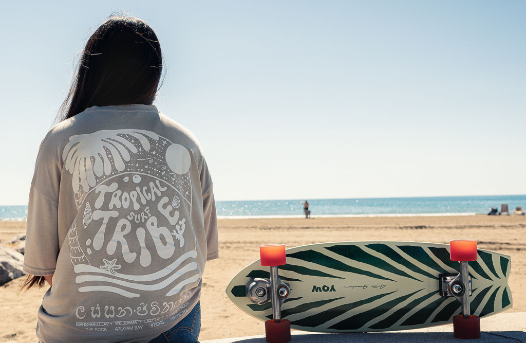 Noel Forseas, fotógrafo profesional Sevilla. Mujer apoyada de espaldas con una tabla de "skate".