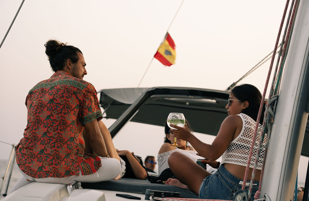 Noel Forseas, fotógrafo profesional Vigo. Personas charlando en un barco.