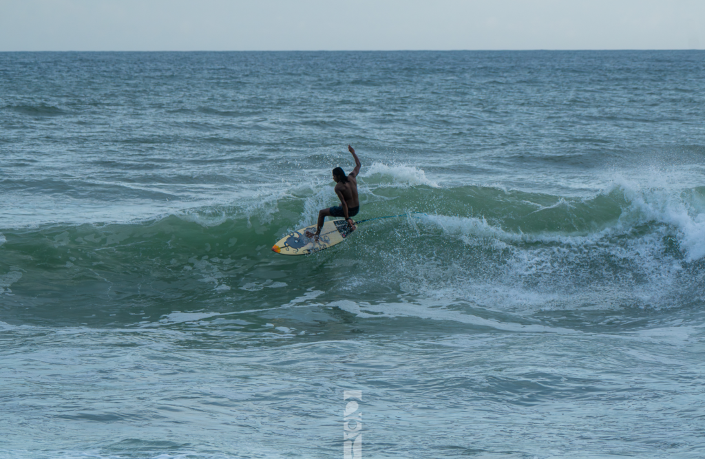 Noel Forseas, high-quality sports photographer Costa Rica. A man trying not to fall surfing.